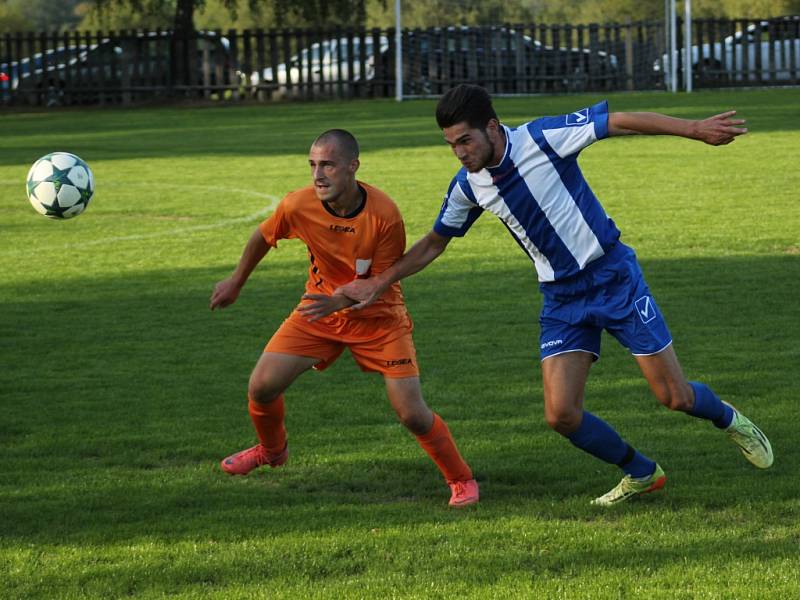 JIŘETÍN POD JEDLOVOU (pruhované dresy) doma porazil Dolní Poustevnu 3:1.