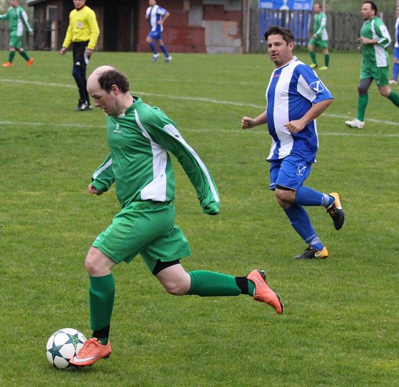 JASNÁ VÝHRA. Jiřetín pod Jedlovou (v modrém) doma přehrál Rybniště 6:0.