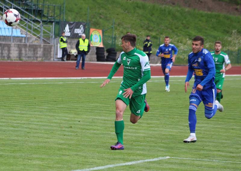 DALŠÍ PORÁŽKA. Fotbalisté Varnsdorfu (v modrém) doma prohráli s Vlašimí 0:2.