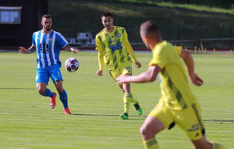 Důležitá výhra! Fotbalisté Varnsdorfu (ve žlutém) doma porazily poslední Vítkovice 3:1.