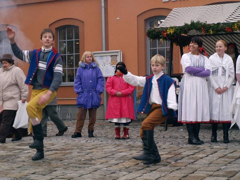 Historii adventních trhů v Krásné Lípě teprve v loňském roce založil folklorní soubor Lužičan