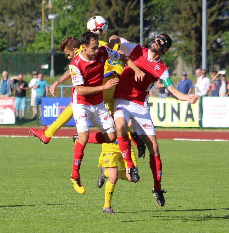 TŘI BODY. Varnsdorf (ve žlutém) vybojoval proti Pardubicím důležité vítězství.