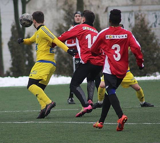 BEZ PŘEKVAPENÍ. Fotbalisté Varnsdorfu (ve žlutém) porazili Nymburk 3:0.