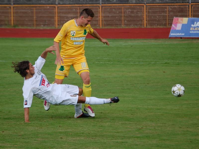 BEZ BODU. Varnsdorf (v bílém) prohrál 0:1 v Sokolově.