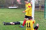 ZABRALI. Fotbalisté Horního Podluží (v pruhovaném) porazili Soběchleby 4:0.