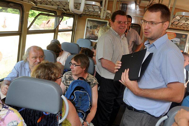 Kalendář pokřtili ve vlaku a jeřabinkou