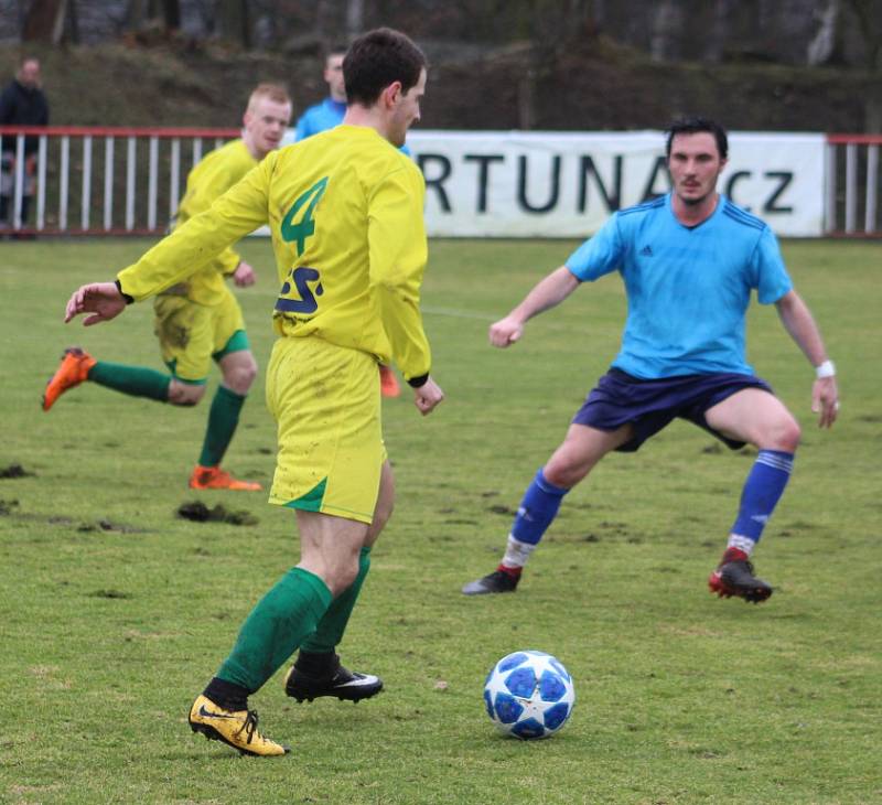 DOBRÝ START. Fotbalisté Modré (modré dresy) doma udolali Žatec 3:2.