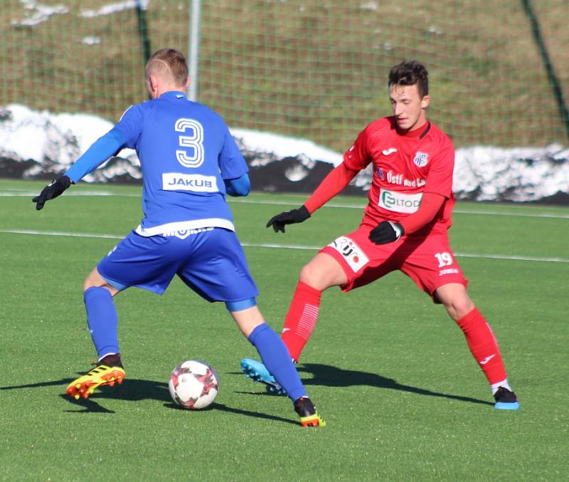 PŘÍPRAVA. Varnsdorf (v modrém) doma prohrál 1:2 proti Ústí nad Labem.