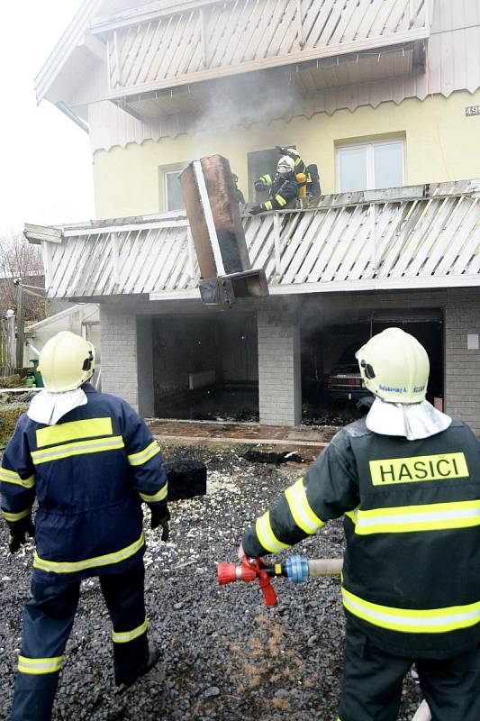 Při požáru ve Šluknově byl těžce zraněn jeden člověk.