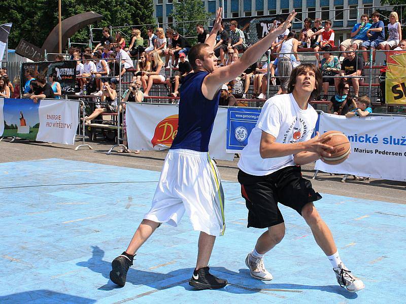 Desítky hráčů se popraly o postup do finále Českého poháru ve streetballu.