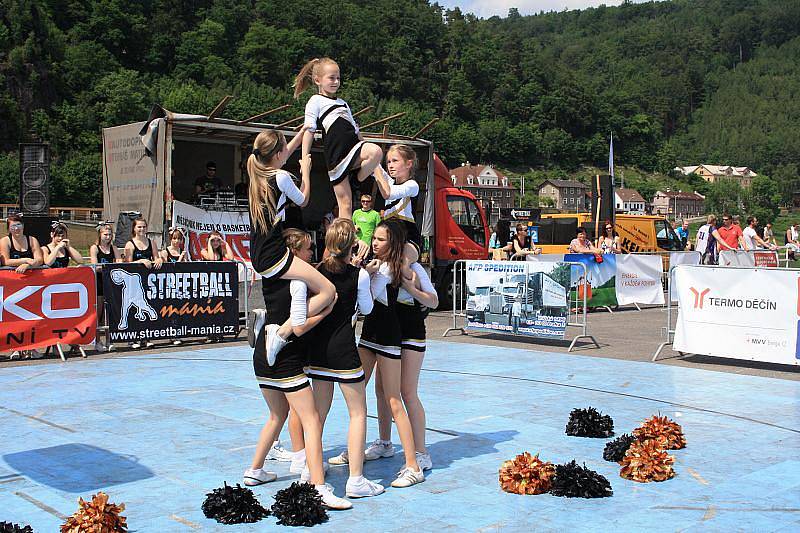 Desítky hráčů se popraly o postup do finále Českého poháru ve streetballu.