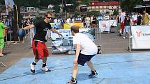 Desítky hráčů se popraly o postup do finále Českého poháru ve streetballu.