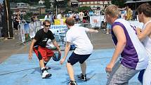 Desítky hráčů se popraly o postup do finále Českého poháru ve streetballu.