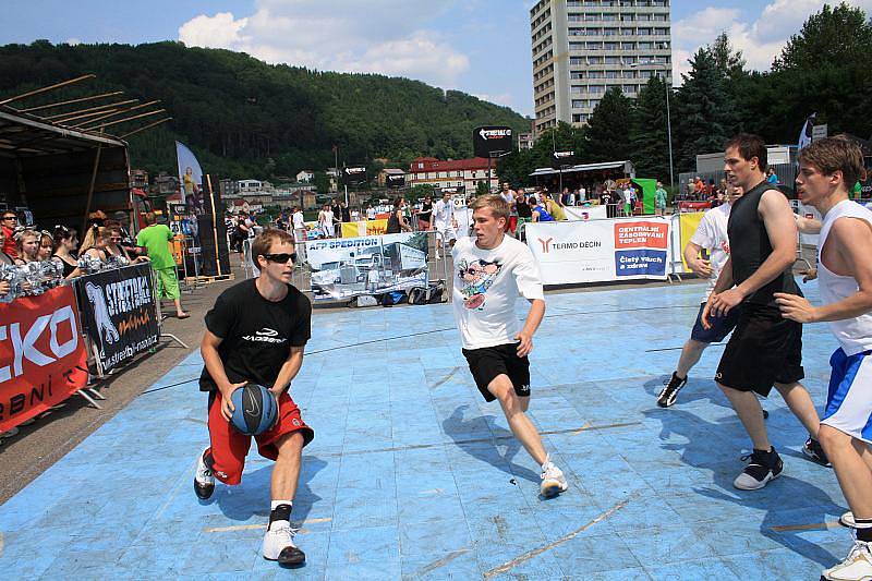 Desítky hráčů se popraly o postup do finále Českého poháru ve streetballu.