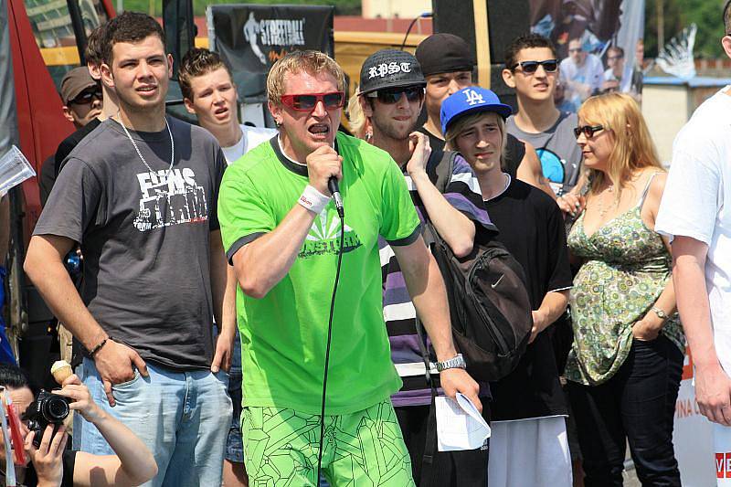 Desítky hráčů se popraly o postup do finále Českého poháru ve streetballu.