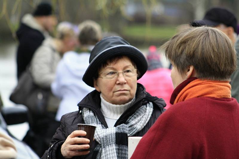 Také letos utopili recesisté kapra v Zámeckém rybníku.