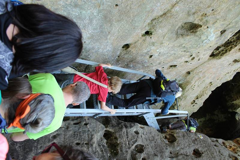 Vášniví turisté zahájili sezonu několikakilometrovým výletem.