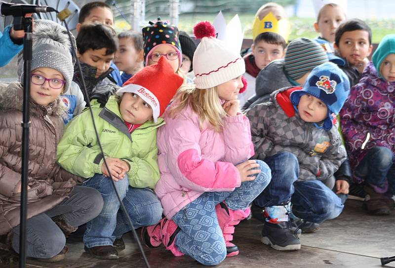  Tradiční akci uspořádal Dům dětí a mládeže v Děčíně na tržnici na Husově náměstí. 