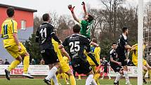 DALŠÍ BOD. Varnsdorf (ve žlutém) doma remizoval 0:0 s Hradcem Králové.