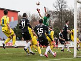 DALŠÍ BOD. Varnsdorf (ve žlutém) doma remizoval 0:0 s Hradcem Králové.
