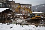Zahájení budování přístavby nemocnice v Děčíně předchází demolice několika budov.