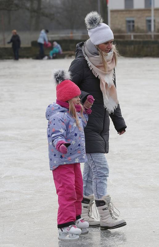 Desítky bruslařů využíva poslední zbytky zimy a bruslí na rebníku pod Děčínským zámkem.