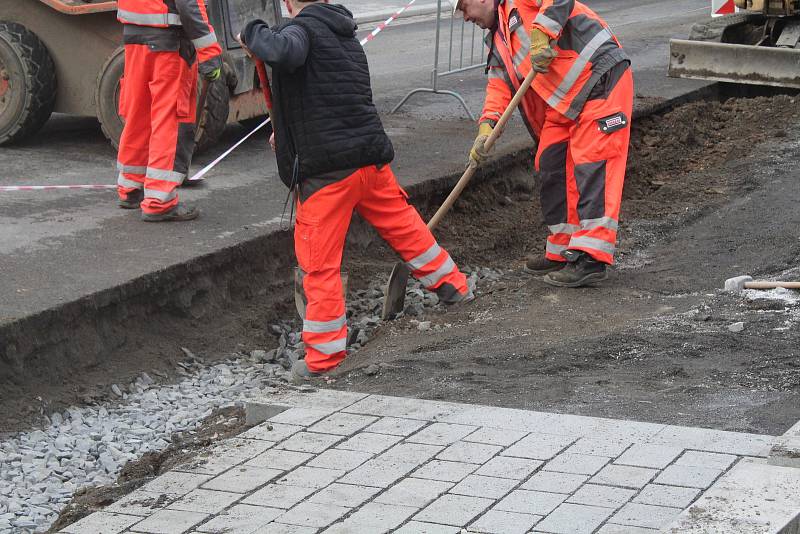 Dělníci opravují poškozenou část revitalizovaných Podmokel.