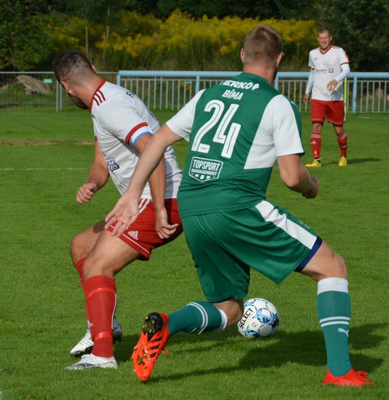 Fotbalisté Jílového (bílé dresy) doma přetlačili Modlany 3:2 a slaví první body v krajském přeboru.