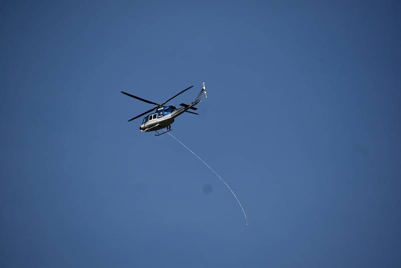 Hasiči svezli za pomoci vrtulníku kilometry hadic od Pravčické brány