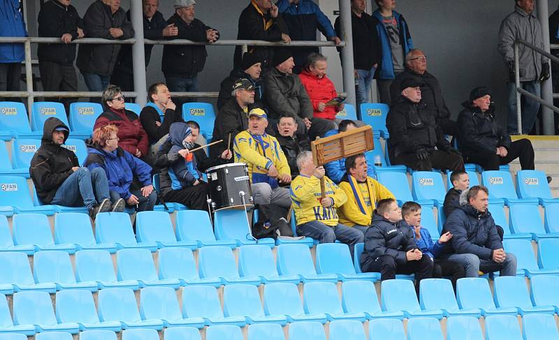 REMÍZA. Fotbalisté Varnsdorfu (v modrém) doma remizovali s Chrudimí 2:2.