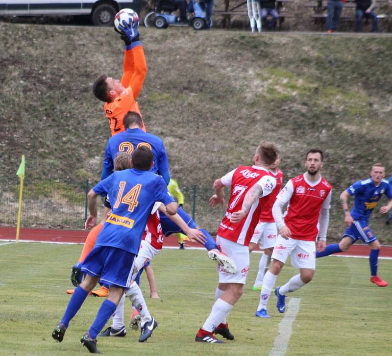 FOTBALOVÉ JARO ZAČALO. Varnsdorf (v modrém) doma přivítal Pardubice.