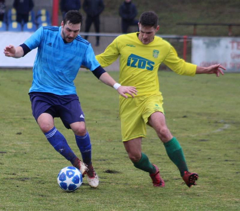 DOBRÝ START. Fotbalisté Modré (modré dresy) doma udolali Žatec 3:2.