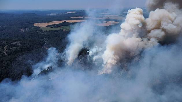 Požár v Českém Švýcarsku začal 24. července 2022 a trval tři týdny. Zasáhl více než 1100 hektarů lesa.