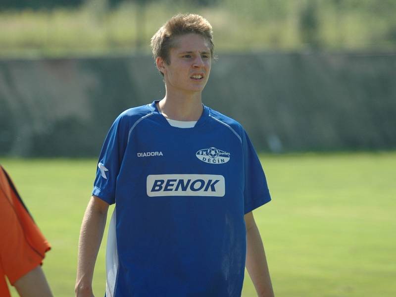 DOROSTENCI VYHRÁLI. U 19: Junior Děčín (modrá) vs. FC Chomutov 3:1.