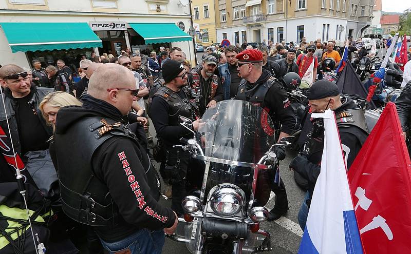 Noční vlci a další motorkáři dorazili 8. května 2016 do Děčína. 