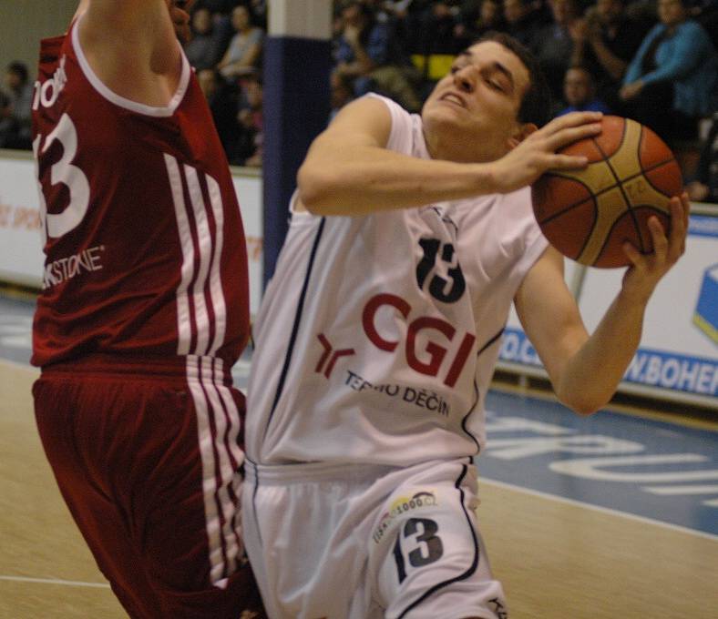 BEZ PROBLÉMŮ. Děčín (v bílém) doma nezaváhal, Svitavy porazil jasně 86:63. Upevnil si tak druhé místo v NBL.