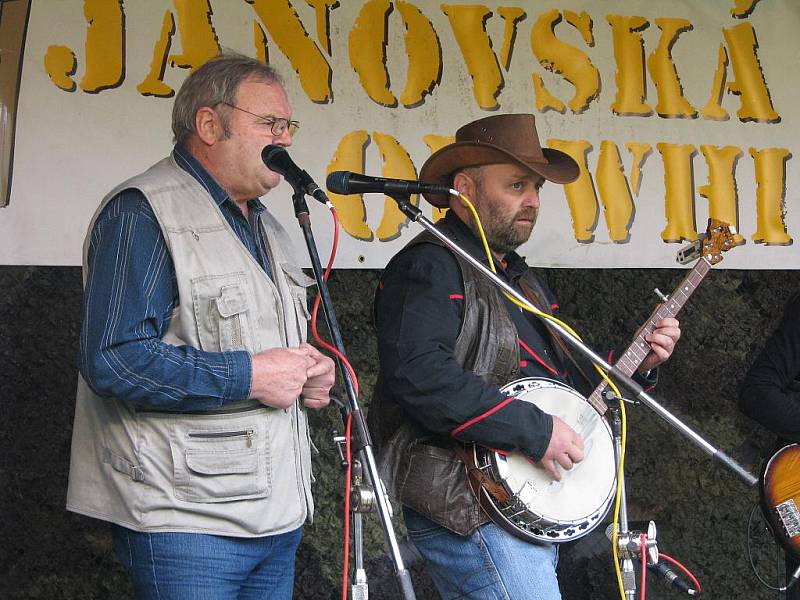 V Janově u Děčína se v sobotu 4. září pod hotelem U zeleného stromu koná malý festival „nejen“ trampské písně Janovská bedna od whisky. 