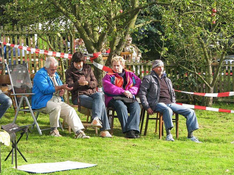 V Janově u Děčína se v sobotu 4. září pod hotelem U zeleného stromu koná malý festival „nejen“ trampské písně Janovská bedna od whisky. 