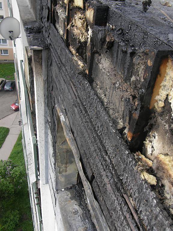 Plameny zasáhly i střechu panelového domu