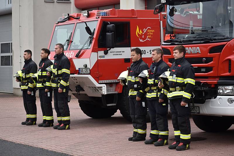 Také v Děčíně uctili hasiči památku svých kolegů, kteří zemřeli při výbuchu domu v Koryčanech.