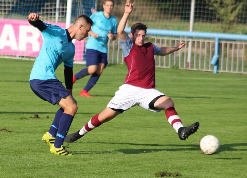 DEBAKL. Jílové (modré dresy) doma prohrálo s Krupkou 1:5.