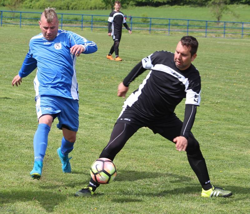 JASNÁ VÝHRA. Fotbalisté České Kamenice B (modrá) vyhráli 5:1 ve Františkově.