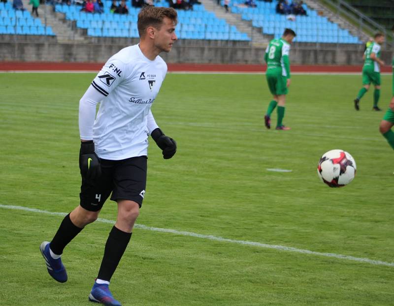 DALŠÍ PORÁŽKA. Fotbalisté Varnsdorfu (v modrém) doma prohráli s Vlašimí 0:2.