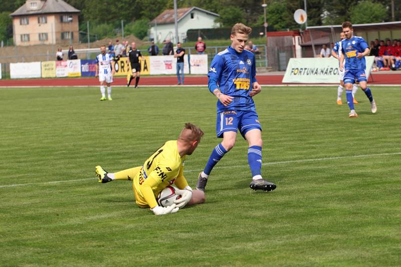 DRTIVÉ VÍTĚZSTVÍ. Varnsdorf (v modrém) doma porazil Znojmo 7:1.