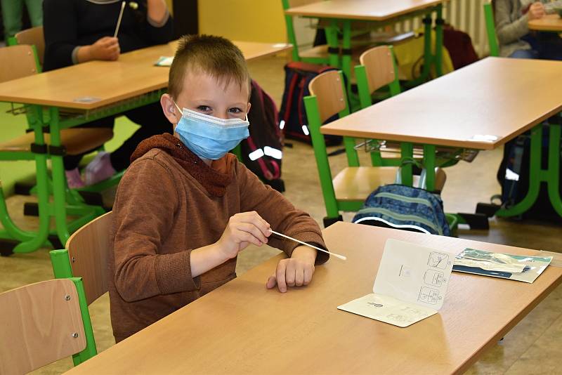 Školy na Děčínsku otevřely s týdenním zpožděním, týkalo se to i základní školy v Březové ulici v Děčíně.