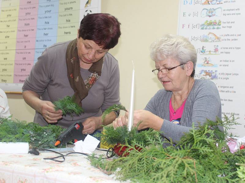 Pozvánka na výrobu adventních věnců v Krásné Lípě je jedním z témat dnešních krátkých zpráv z Děčínska.