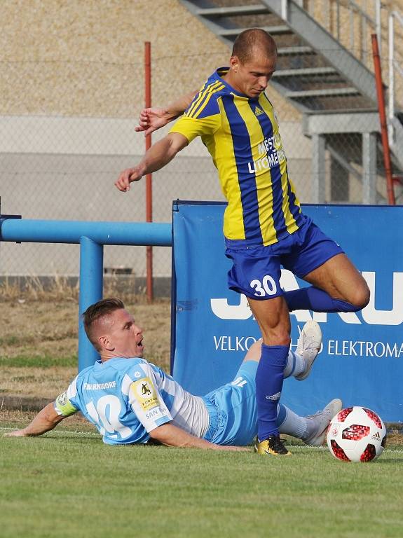 PŘEKVAPENÍ. Varnsdorf (v modrém) prohrál s Litoměřickem 0:2.