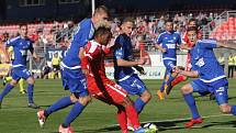 BOD. Fotbalisté Varnsdorfu (v modrém) vybojovali v Brně remízu 0:0.