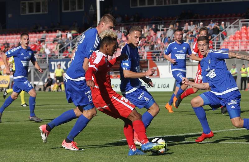 BOD. Fotbalisté Varnsdorfu (v modrém) vybojovali v Brně remízu 0:0.