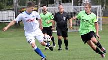 DALŠÍ VÍTĚZSTVÍ. Junior Děčín (v bílém) vyhrál na hřišti Svádova 1:0.